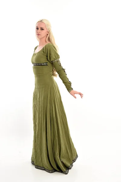 Portrait Pleine Longueur Fille Portant Une Robe Médiévale Verte Pose — Photo