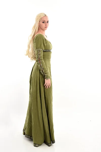 Ολόσωμο Πορτρέτο Του Κοπέλα Φορώντας Πράσινα Μεσαιωνικό Φόρεμα Όρθια Στάση — Φωτογραφία Αρχείου