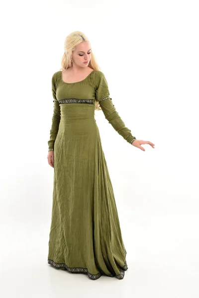 Retrato Comprimento Total Menina Loira Vestindo Vestido Longo Verde Medieval — Fotografia de Stock