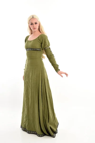 Retrato Comprimento Total Menina Loira Vestindo Vestido Longo Verde Medieval — Fotografia de Stock