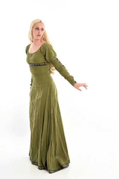 Tam Uzunlukta Portre Sarışın Kız Uzun Yeşil Ortaçağ Elbisesi Giyiyor — Stok fotoğraf