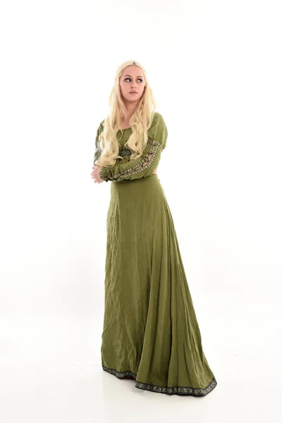 Tam Uzunlukta Portre Sarışın Kız Uzun Yeşil Ortaçağ Elbisesi Giyiyor — Stok fotoğraf
