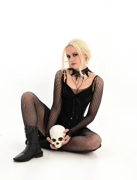 Portrait Complet Fille Blonde Portant Une Tenue Gothique Noire Tenant — Photo