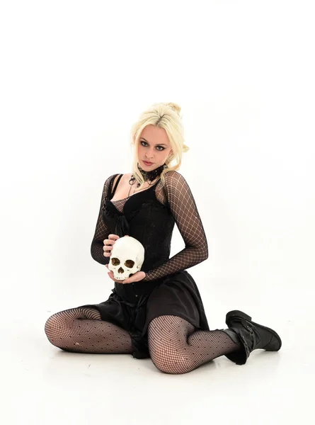 Full Längd Porträtt Blond Flicka Klädd Svarta Gotiska Outfit Hålla — Stockfoto
