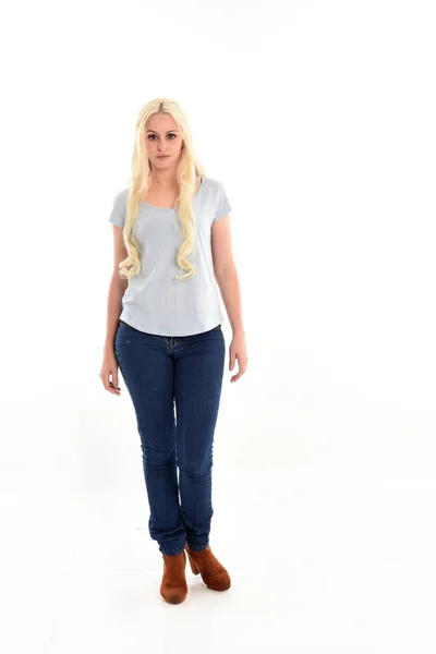 Full Längd Porträtt Blond Flicka Klädd Blå Tröja Och Jeans — Stockfoto