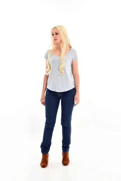 Retrato Comprimento Total Menina Loira Vestindo Camisa Azul Jeans Pose — Fotografia de Stock