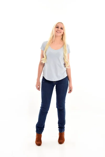 Full Längd Porträtt Blond Flicka Klädd Blå Tröja Och Jeans — Stockfoto