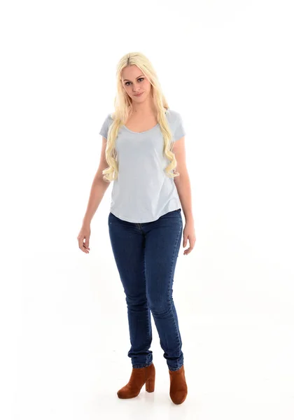 Full Längd Porträtt Blond Flicka Klädd Blå Tröja Och Jeans — Stockfoto