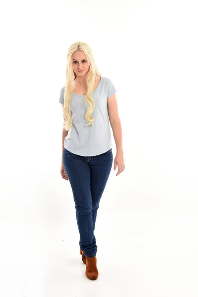 Full Längd Porträtt Blond Flicka Klädd Blå Tröja Och Jeans — Stockfoto