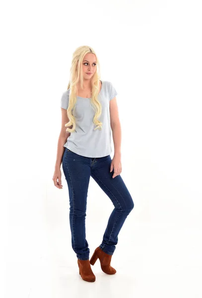 Full Längd Porträtt Blond Flicka Klädd Blå Tröja Och Jeans — Stockfoto