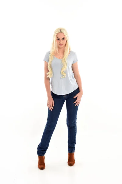 Full Längd Porträtt Blond Flicka Klädd Blå Tröja Och Jeans — Stockfoto