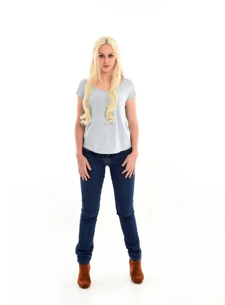 Portrait Complet Fille Blonde Portant Chemise Bleue Jeans Pose Debout — Photo