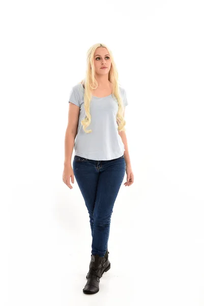 Tam Uzunlukta Portre Sarışın Kız Mavi Tişört Kot Pantolon Beyaz — Stok fotoğraf