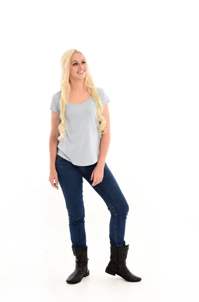 Full Längd Porträtt Blond Flicka Klädd Blå Tröja Och Jeans — Stockfoto