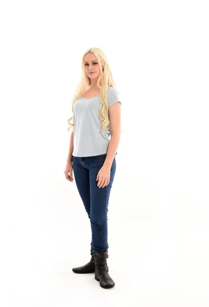 Портрет Блондинки Синей Рубашке Джинсах Стоящей Изолированной Позе Белом Фоне — стоковое фото