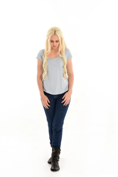Portrait Complet Fille Blonde Portant Chemise Bleue Jeans Pose Debout — Photo