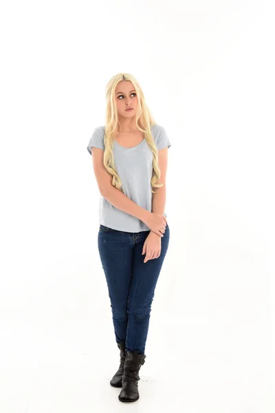 Tam Uzunlukta Portre Sarışın Kız Mavi Tişört Kot Pantolon Beyaz — Stok fotoğraf