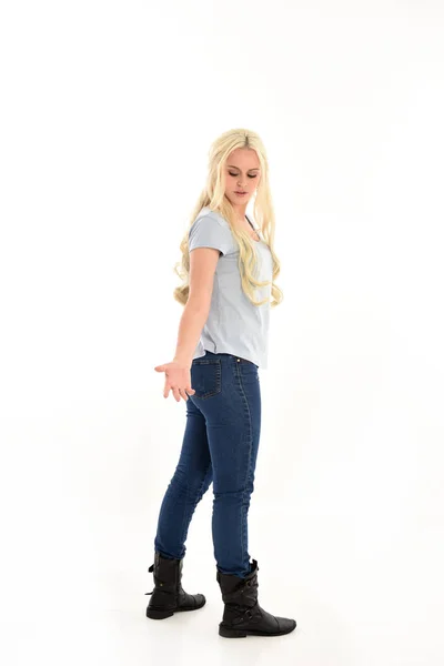 Повнометражний Портрет Блондинки Повсякденній Синій Сорочці Джинсах Стоїть Поза Звернений — стокове фото