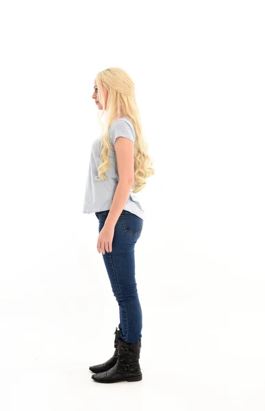 Retrato Longitud Completa Una Chica Rubia Con Camisa Azul Pie — Foto de Stock