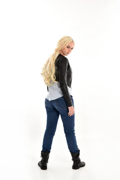 Full Längd Porträtt Flicka Klädd Enkla Jeans Och Skinnjacka Stående — Stockfoto