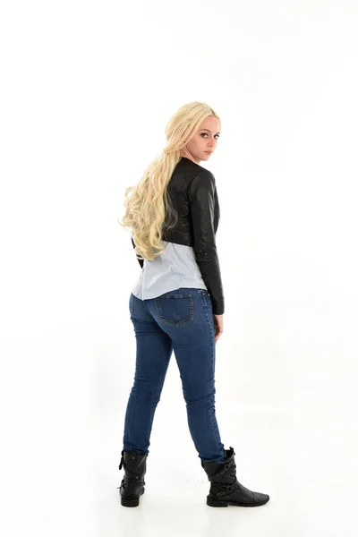 Tam Uzunlukta Basit Kot Pantolon Deri Ceket Giyen Kız Portresi — Stok fotoğraf