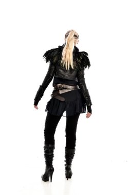tam uzunlukta portre sarışın kız siyah yırtık Gotik, kameranın arka ayakta pozuyla giyinen. beyaz stüdyo arka plan üzerinde izole.