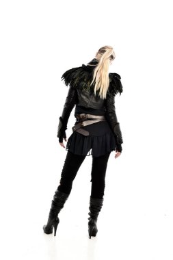tam uzunlukta portre sarışın kız siyah yırtık Gotik, kameranın arka ayakta pozuyla giyinen. beyaz stüdyo arka plan üzerinde izole.