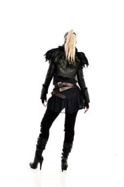 tam uzunlukta portre sarışın kız siyah yırtık Gotik, kameranın arka ayakta pozuyla giyinen. beyaz stüdyo arka plan üzerinde izole.