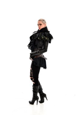 tam uzunlukta portre sarışın kız siyah yırtık Gotik, kameranın arka ayakta pozuyla giyinen. beyaz stüdyo arka plan üzerinde izole.