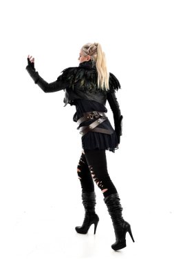 tam uzunlukta portre sarışın kız siyah yırtık Gotik, kameranın arka ayakta pozuyla giyinen. beyaz stüdyo arka plan üzerinde izole.
