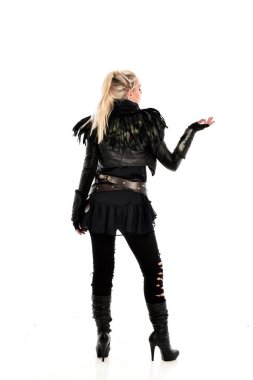 tam uzunlukta portre sarışın kız siyah yırtık Gotik, kameranın arka ayakta pozuyla giyinen. beyaz stüdyo arka plan üzerinde izole.