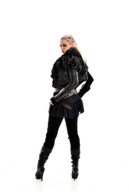 tam uzunlukta yırtık portre sarışın kız giyiyor siyah tüy kostüm. arka beyaz arka plan üzerinde izole kamera ile ayakta poz.