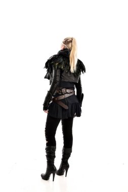 tam uzunlukta yırtık portre sarışın kız giyiyor siyah tüy kostüm. arka beyaz arka plan üzerinde izole kamera ile ayakta poz.