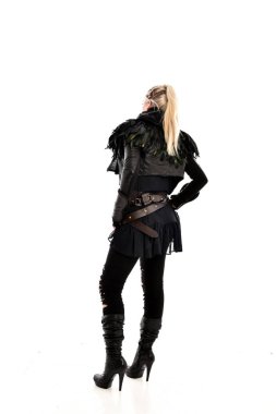 tam uzunlukta yırtık portre sarışın kız giyiyor siyah tüy kostüm. arka beyaz arka plan üzerinde izole kamera ile ayakta poz.