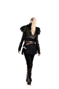 tam uzunlukta yırtık portre sarışın kız giyiyor siyah tüy kostüm. arka beyaz arka plan üzerinde izole kamera ile ayakta poz.