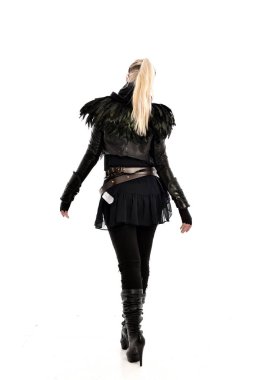 tam uzunlukta yırtık portre sarışın kız giyiyor siyah tüy kostüm. arka beyaz arka plan üzerinde izole kamera ile ayakta poz.