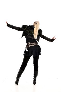 tam uzunlukta yırtık portre sarışın kız giyiyor siyah tüy kostüm. arka beyaz arka plan üzerinde izole kamera ile ayakta poz.