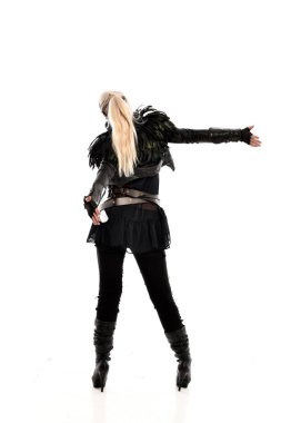 tam uzunlukta yırtık portre sarışın kız giyiyor siyah tüy kostüm. arka beyaz arka plan üzerinde izole kamera ile ayakta poz.