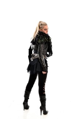 tam uzunlukta yırtık portre sarışın kız giyiyor siyah tüy kostüm. arka beyaz arka plan üzerinde izole kamera ile ayakta poz.