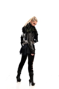 tam uzunlukta yırtık portre sarışın kız giyiyor siyah tüy kostüm. arka beyaz arka plan üzerinde izole kamera ile ayakta poz.