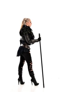 tam uzunlukta portre sarışın kız siyah yırtık kıyafeti giymiş bir personel tutarak. ayakta poz geri gönderin. beyaz stüdyo arka plan üzerinde izole.
