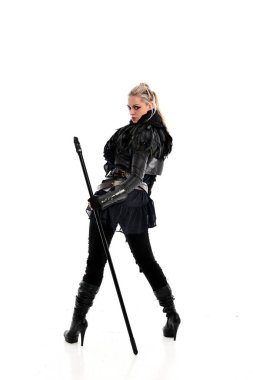 tam uzunlukta portre sarışın kız siyah yırtık kıyafeti giymiş bir personel tutarak. ayakta poz geri gönderin. beyaz stüdyo arka plan üzerinde izole.