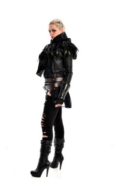 tam uzunlukta portre sarışın kız siyah, yırtık Gotik kıyafeti giymiş. ayakta poz, beyaz stüdyo arka plan üzerinde izole.