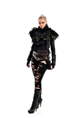 tam uzunlukta portre sarışın kız siyah, yırtık Gotik kıyafeti giymiş. ayakta poz, beyaz stüdyo arka plan üzerinde izole.