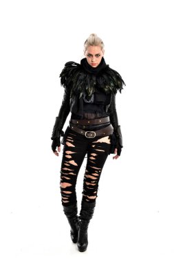 tam uzunlukta portre sarışın kız siyah, yırtık Gotik kıyafeti giymiş. ayakta poz, beyaz stüdyo arka plan üzerinde izole.