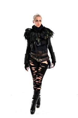 tam uzunlukta portre sarışın kız siyah, yırtık Gotik kıyafeti giymiş. ayakta poz, beyaz stüdyo arka plan üzerinde izole.