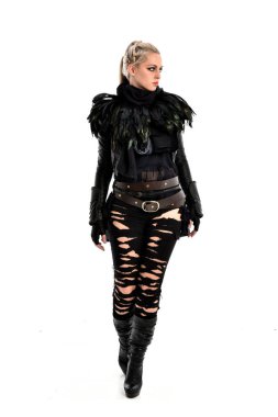 tam uzunlukta portre sarışın kız siyah, yırtık Gotik kıyafeti giymiş. ayakta poz, beyaz stüdyo arka plan üzerinde izole.