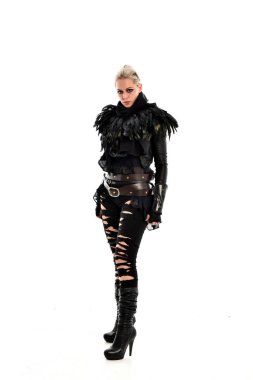 tam uzunlukta portre sarışın kız siyah, yırtık Gotik kıyafeti giymiş. ayakta poz, beyaz stüdyo arka plan üzerinde izole.