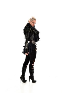 tam uzunlukta portre sarışın kız siyah, yırtık Gotik kıyafeti giymiş. ayakta poz, beyaz stüdyo arka plan üzerinde izole.