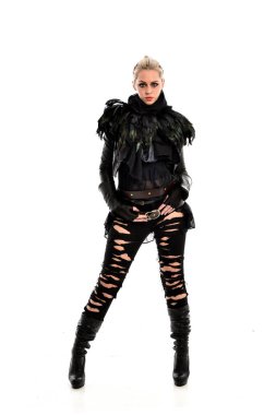 tam uzunlukta portre sarışın kız siyah, yırtık Gotik kıyafeti giymiş. ayakta poz, beyaz stüdyo arka plan üzerinde izole.